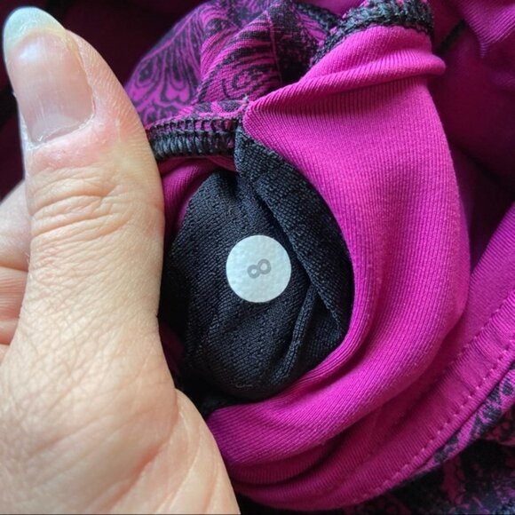 Lululemon Outrun 17" Crop Antique Paisley Deep Fuschia Black / Black size 8 - Picture 9 of 14